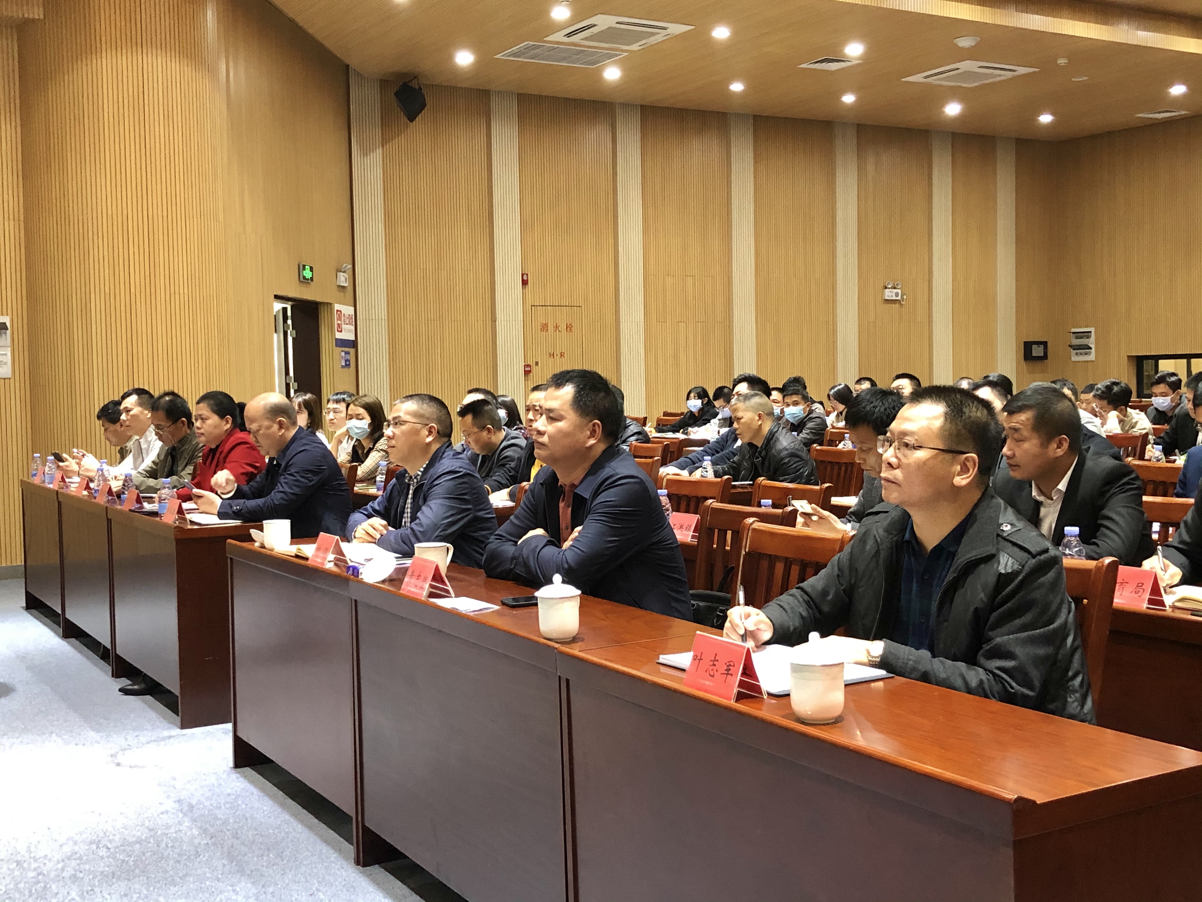 遂溪縣發(fā)展和改革局召開遂溪縣地方政府專項債券工作業(yè)務培訓會議0323_黃志堅副縣長主持會議.jpg