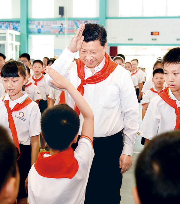 2014年5月30日上午，中共中央總書記、國家主席、中央軍委主席習(xí)近平來到北京市海淀區(qū)民族小學(xué)，參加慶祝“六一”國際兒童節(jié)活動。這是習(xí)近平參加少先隊入隊儀式。 新華社記者 李濤/攝