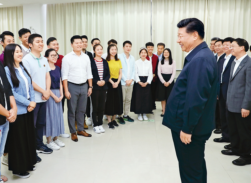 　　2018年10月22日至25日，中共中央總書記、國家主席、中央軍委主席習(xí)近平在廣東考察。這是10月24日下午，習(xí)近平在廣州考察暨南大學(xué)時同部分港澳臺同胞和海外僑胞學(xué)生交流。 新華社記者 鞠鵬/攝