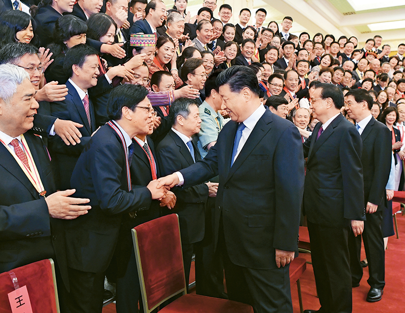 2019年9月10日，黨和國家領(lǐng)導(dǎo)人習(xí)近平、李克強(qiáng)、王滬寧等在北京人民大會堂會見慶祝2019年教師節(jié)暨全國教育系統(tǒng)先進(jìn)集體和先進(jìn)個人表彰大會受表彰代表。 新華社記者 申宏/攝