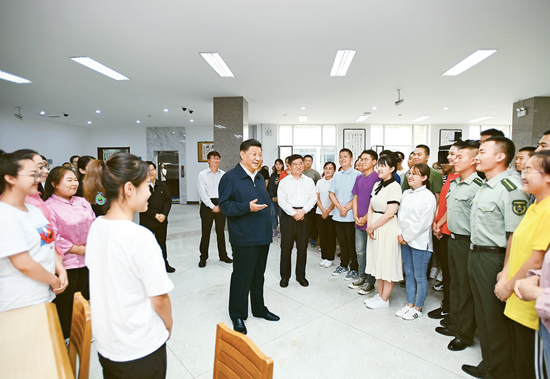 2019年7月15日至16日，中共中央總書記、國家主席、中央軍委主席習(xí)近平在內(nèi)蒙古考察并指導(dǎo)開展“不忘初心、牢記使命”主題教育。這是16日上午，習(xí)近平在內(nèi)蒙古大學(xué)圖書館同學(xué)生們親切交談，勉勵他們志存高遠(yuǎn)、腳踏實地、發(fā)奮圖強(qiáng)。 新華社記者 謝環(huán)馳/攝