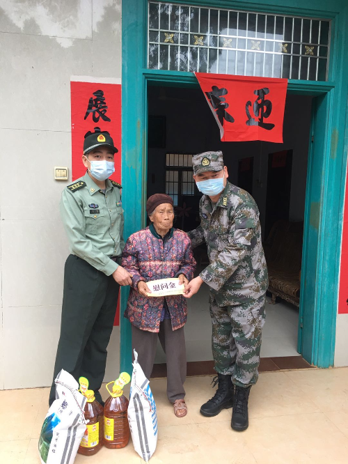 走訪慰問貧困戶.jpg