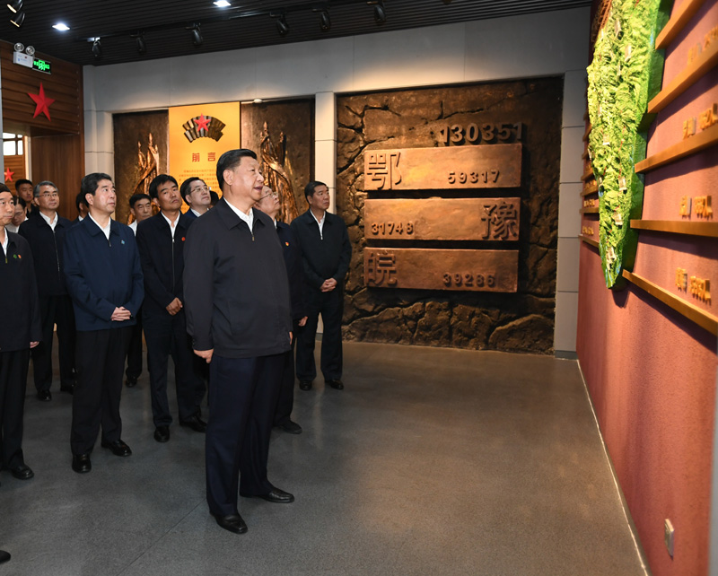 9月16日至18日，中共中央總書(shū)記、國(guó)家主席、中央軍委主席習(xí)近平在河南考察。這是16日下午，習(xí)近平來(lái)到位于信陽(yáng)市新縣的鄂豫皖蘇區(qū)首府烈士陵園，瞻仰革命烈士紀(jì)念堂。 新華社記者 謝環(huán)馳 攝