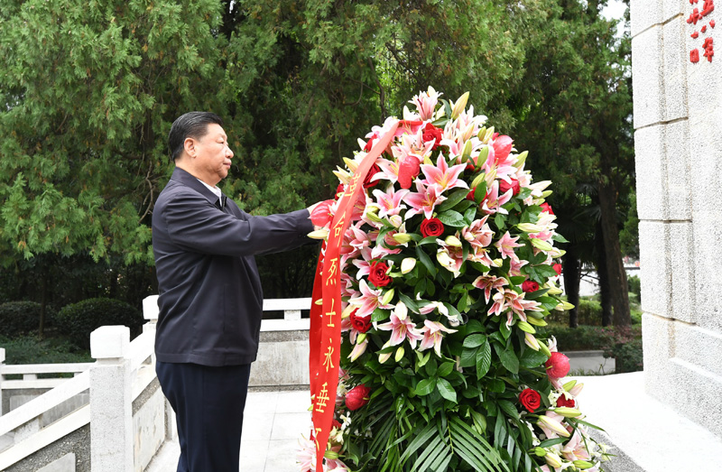 　　9月16日至18日，中共中央總書(shū)記、國(guó)家主席、中央軍委主席習(xí)近平在河南考察。這是16日下午，習(xí)近平來(lái)到位于信陽(yáng)市新縣的鄂豫皖蘇區(qū)首府烈士陵園，瞻仰革命烈士紀(jì)念碑，向革命先烈敬獻(xiàn)花籃。 新華社記者 謝環(huán)馳 攝