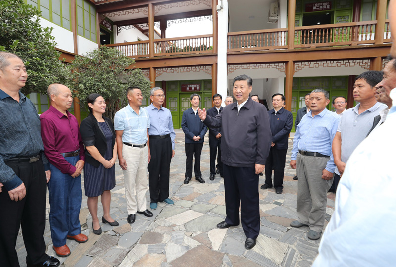 　　9月16日至18日，中共中央總書(shū)記、國(guó)家主席、中央軍委主席習(xí)近平在河南考察。這是16日下午，習(xí)近平在位于信陽(yáng)市新縣的鄂豫皖蘇區(qū)首府革命博物館，同當(dāng)?shù)丶t軍后代、革命烈士家屬代表親切交談。 新華社記者 鞠鵬 攝