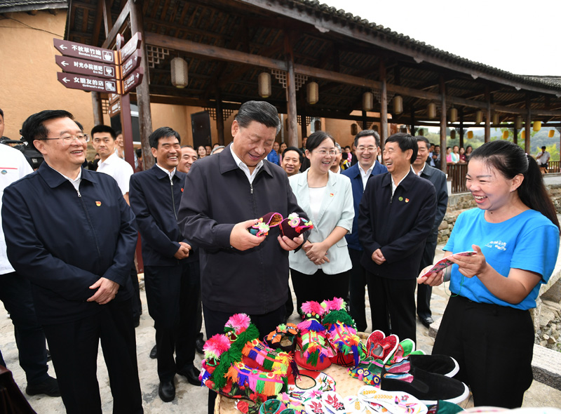 　　9月16日至18日，中共中央總書(shū)記、國(guó)家主席、中央軍委主席習(xí)近平在河南考察。這是16日下午，習(xí)近平在信陽(yáng)市新縣田鋪鄉(xiāng)田鋪大塆考察調(diào)研。 新華社記者 謝環(huán)馳 攝