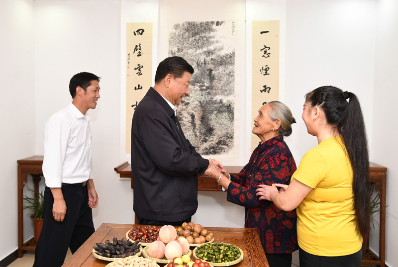 　　9月16日至18日，中共中央總書(shū)記、國(guó)家主席、中央軍委主席習(xí)近平在河南考察。這是16日下午，習(xí)近平在信陽(yáng)市新縣田鋪鄉(xiāng)田鋪大塆“老家寒舍”民宿店，同店主一家親切交談。 新華社記者 謝環(huán)馳 攝