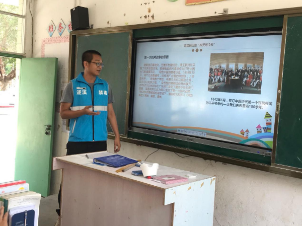禁毒辦負責人給學生上課講解禁毒知識.jpg