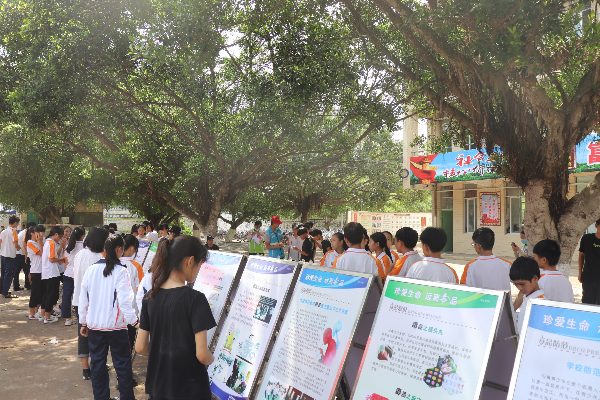 引導學生觀看禁毒宣傳展板.jpg