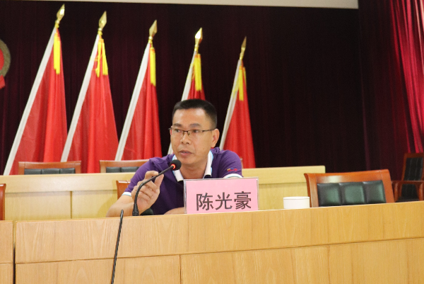 建新鎮人大主席陳光豪通報扶貧攻堅工作情況.JPG