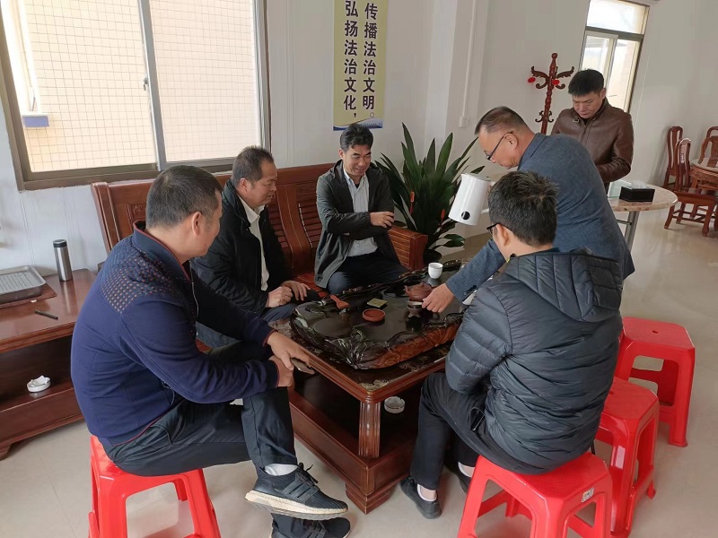 2 鎮(zhèn)領(lǐng)導(dǎo)與新海茂董事長(zhǎng)陳國(guó)良促膝長(zhǎng)談，傾聽企業(yè)心聲.jpg