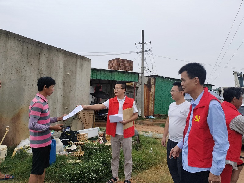 13 埠頭村臨時黨支部檢查漁船安置情況，勸導養殖戶離開危險地帶.jpg