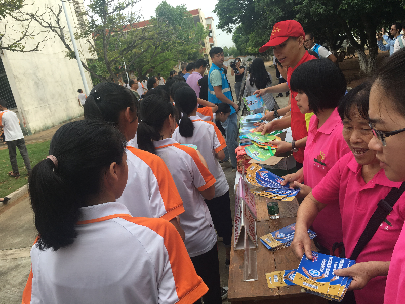 3巾幗禁毒志愿者給同學們派發宣傳資料.jpg