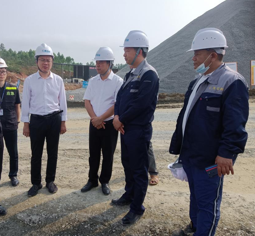 縣委常委、常務副縣長許阮鋒率隊檢查清明節期間安全防范工作2.png