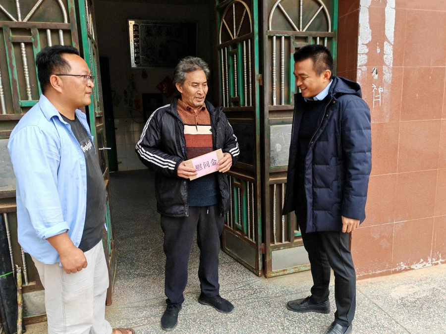 1月23日下午，陳秋壯鎮長到新城村慰問因公犧牲黨員家屬及80歲以上退休黨支部書記.png