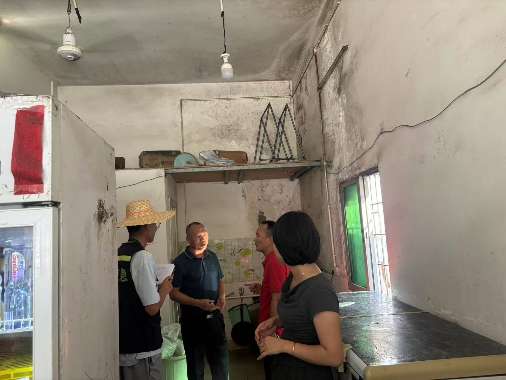 鎮(zhèn)黨委委員、副鎮(zhèn)長全志成，三級主任科員葉普帶隊(duì)到轄區(qū)開展底數(shù)摸排工作