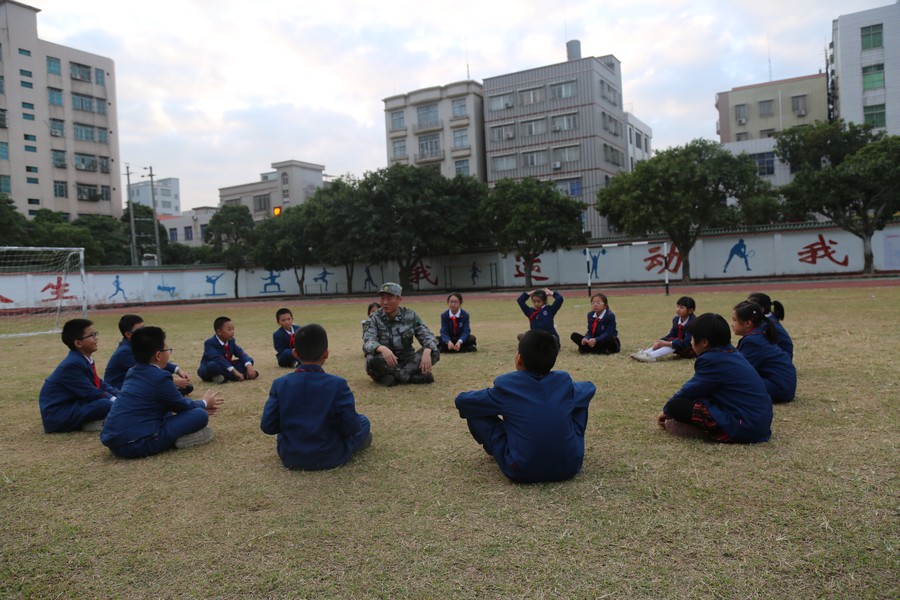 2019年12月17日到遂溪縣第四小學(xué)給同學(xué)們上國防教育課2.JPG